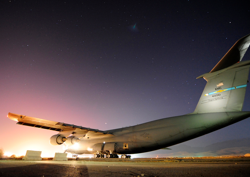 Illustration for article titled What It's Like To Fly America's Biggest Jet, The Gargantuan C-5 Galaxy